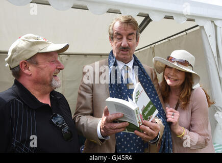 Shrewsbury Flower Show, UK. 12. August 2016. Schauspieler John Challis, Boycie in "Only Fools and Pferde" im Chat Messebesucher John und Carol Jeffs gespielt. Bildnachweis: David Bagnall/Alamy Live-Nachrichten Stockfoto