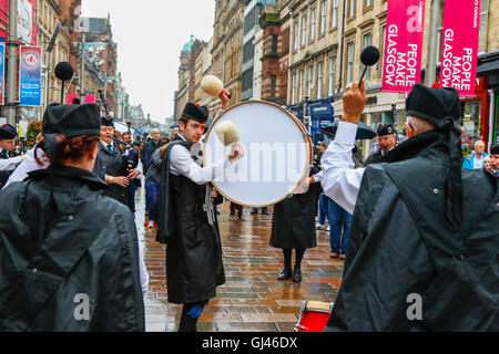 Glasgow, UK. 12. August 2016. Trotz starkem Regen und starkem Wind einige Touristen noch stellte sich heraus, dass die Pipe Bands, gab kostenlose Konzerte auf dem George Square und rund um die Innenstadt zu unterstützen. Die einwöchige Festival der Dudelsack Musik endet am Samstag mit dem spektakulären Welt Pipeband Meisterschaft, an der alle Bands. Credit: Findlay/Alamy leben Nachrichten Stockfoto