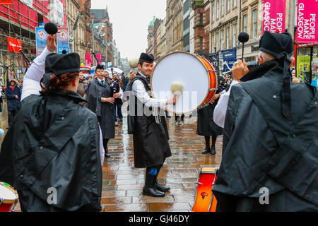 Glasgow, UK. 12. August 2016. Trotz starkem Regen und starkem Wind einige Touristen noch stellte sich heraus, dass die Pipe Bands, gab kostenlose Konzerte auf dem George Square und rund um die Innenstadt zu unterstützen. Die einwöchige Festival der Dudelsack Musik endet am Samstag mit dem spektakulären Welt Pipeband Meisterschaft, an der alle Bands. Credit: Findlay/Alamy leben Nachrichten Stockfoto