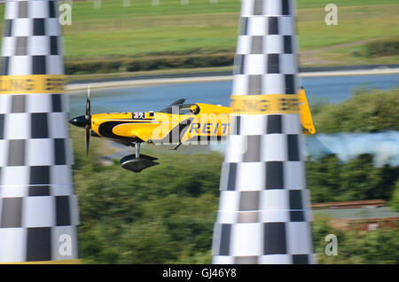 2016 Red Bull Air Race Series findet in der Arena des Royal Ascot Racecourse. MXS-R aerobatic Rennen Flugzeuge Stockfoto