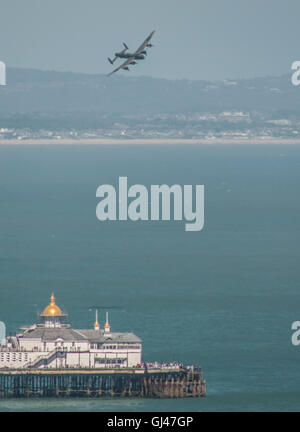 Eastbourne, East Sussex, Großbritannien. August 2016. Airbourne.Lancaster über den Pier. Stockfoto