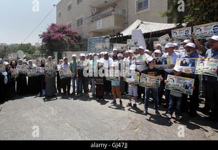 Jerusalem, Jerusalem, Palästina. 12. August 2016. Palästinensische Demonstranten halten Plakate gegen Verwaltungshaft und zur Unterstützung der palästinensischen Gefangenen Bilal Kayed (Hochformat), die seit fast zwei Monaten über seine Inhaftierung ohne Anklage, gefastet hat, wie sie außerhalb des Büros des Roten Kreuzes in Ost-Jerusalem am 12. August 2016 zeigen. Bildnachweis: ZUMA Press, Inc./Alamy Live-Nachrichten Stockfoto