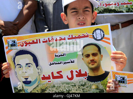 Jerusalem, Jerusalem, Palästina. 12. August 2016. Palästinensische Demonstranten halten Plakate gegen Verwaltungshaft und zur Unterstützung der palästinensischen Gefangenen Bilal Kayed (Hochformat), die seit fast zwei Monaten über seine Inhaftierung ohne Anklage, gefastet hat, wie sie außerhalb des Büros des Roten Kreuzes in Ost-Jerusalem am 12. August 2016 zeigen. Bildnachweis: ZUMA Press, Inc./Alamy Live-Nachrichten Stockfoto