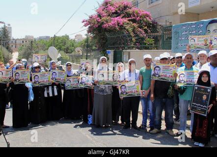 Jerusalem, Jerusalem, Palästina. 12. August 2016. Palästinensische Demonstranten halten Plakate gegen Verwaltungshaft und zur Unterstützung der palästinensischen Gefangenen Bilal Kayed (Hochformat), die seit fast zwei Monaten über seine Inhaftierung ohne Anklage, gefastet hat, wie sie außerhalb des Büros des Roten Kreuzes in Ost-Jerusalem am 12. August 2016 zeigen. Bildnachweis: ZUMA Press, Inc./Alamy Live-Nachrichten Stockfoto