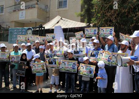 Jerusalem, Jerusalem, Palästina. 12. August 2016. Palästinensische Demonstranten halten Plakate gegen Verwaltungshaft und zur Unterstützung der palästinensischen Gefangenen Bilal Kayed (Hochformat), die seit fast zwei Monaten über seine Inhaftierung ohne Anklage, gefastet hat, wie sie außerhalb des Büros des Roten Kreuzes in Ost-Jerusalem am 12. August 2016 zeigen. Bildnachweis: ZUMA Press, Inc./Alamy Live-Nachrichten Stockfoto