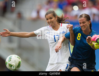 Brazilien. 12. August 2016.  Seger von Vereinigten Staaten geht der Ball gegen Schellin von Schweden in der ersten, die Hälfte während der Frauen-Fußball-Viertelfinale passen, Mane Garrincha Stadium am 7. Tag der Olympischen Spiele 2016 in Rio am 12. August 2016 in Brasilia, Brasilien. (Foto von Bruno Spada Tripé Fotografia Zuma Press (Kredit-Bild: © TripeFoto über ZUMA Press) Stockfoto