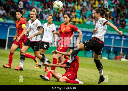 Salvador da Bahia, Brasilien. 12. August 2016. Sara Daebritz (R) Deutschland schießt während der Frauen Fußball-Viertelfinale zwischen China und Deutschland bei den Rio Olympischen Spielen 2016 in Salvador, Brasilien, am 12. August 2016. Deutschland hat China mit 1:0 gewonnen. Bildnachweis: Liu Bin/Xinhua/Alamy Live-Nachrichten Stockfoto