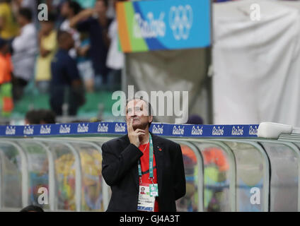 Salvador da Bahia, Brasilien. 12. August 2016. Bruno Bini, Trainer von China reagiert nach dem Frauenfußball Viertelfinale zwischen China und Deutschland bei den Rio Olympischen Spielen 2016 in Salvador, Brasilien, am 12. August 2016. Deutschland hat China mit 1:0 gewonnen. Bildnachweis: Xu Zijian/Xinhua/Alamy Live-Nachrichten Stockfoto