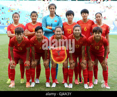 Salvador da Bahia, Brasilien. 12. August 2016. Spieler von China posieren für ein Foto vor dem Frauenfußball Viertelfinale zwischen China und Deutschland bei den Rio Olympischen Spielen 2016 in Salvador, Brasilien, am 12. August 2016. Deutschland hat China mit 1:0 gewonnen. Bildnachweis: Xu Zijian/Xinhua/Alamy Live-Nachrichten Stockfoto