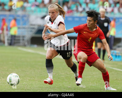 Salvador da Bahia, Brasilien. 12. August 2016. Gao Chen(R) Chinas wetteifert mit Tabea Kemme Deutschlands während der Frauen Fußball-Viertelfinale zwischen China und Deutschland bei den Rio Olympischen Spielen 2016 in Salvador, Brasilien, am 12. August 2016. Deutschland hat China mit 1:0 gewonnen. Bildnachweis: Xu Zijian/Xinhua/Alamy Live-Nachrichten Stockfoto