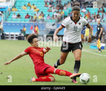 Salvador da Bahia, Brasilien. 12. August 2016. Pang Fengyue(L) of China wetteifert mit Dzsenifer Marozsan Deutschlands während der Frauen Fußball-Viertelfinale zwischen China und Deutschland bei den Rio Olympischen Spielen 2016 in Salvador, Brasilien, am 12. August 2016. Deutschland hat China mit 1:0 gewonnen. Bildnachweis: Xu Zijian/Xinhua/Alamy Live-Nachrichten Stockfoto