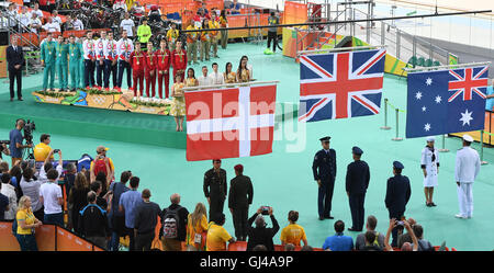 Rio De Janeiro, Brasilien. 12. August 2016. (C L-Rt) Gold Medaillengewinner Steven Burke, Owain Doull, Edward Clancy und Bradley Wiggins von Großbritannien werden flankiert von Silbermedaillengewinner Australien (L) und Bronzemedaillengewinner Dänemark nach dem Bahnvierer im Olympischen Velodrom in Barra während der Rio 2016 Olympischen Spiele Track Cycling Ereignisse im 12. August 2016 in Rio De Janeiro, Brasilien. Foto: Felix Kaestle/Dpa/Alamy Live News Stockfoto