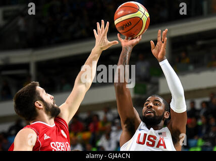 Rio De Janeiro, Brasilien. 12. August 2016. Kyrie Irving der Vereinigten Staaten (R) Triebe während der Herren Basketball-vorläufige Runde Gruppe A zwischen den USA und Serbien an den Rio Olympischen Spielen 2016 in Rio De Janeiro, Brasilien, am 12. August 2016. Die Vereinigten Staaten gewann Serbien mit 94:91. Bildnachweis: Yan Yan/Xinhua/Alamy Live-Nachrichten Stockfoto