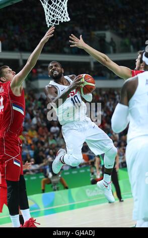 Rio De Janeiro, Brasilien. 12. August 2016. Kyrie Irving die United States (C) konkurriert im Basketball der Männer Vorrunde Gruppe A zwischen den USA und Serbien an den Rio Olympischen Spielen 2016 in Rio De Janeiro, Brasilien, am 12. August 2016. Die Vereinigten Staaten gewann Serbien mit 94:91. Bildnachweis: Meng Yongmin/Xinhua/Alamy Live-Nachrichten Stockfoto