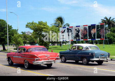 Havanna. 11. August 2016. Bild aufgenommen am 11. August 2016 zeigt ein Plakat mit Retrospektiven Fotos von Fidel Castro in Havanna, die Hauptstadt von Kuba passierenden Fahrzeuge. Der kubanische Revolutionsführer feiert seinen 90. Geburtstag am 13. August. Bildnachweis: Joaquin Hernandez/Xinhua/Alamy Live-Nachrichten Stockfoto