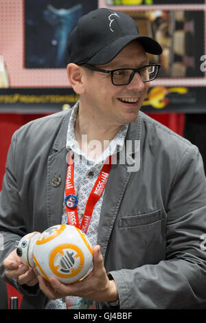 Kansas City, Missouri, USA. 12. August 2016. Brian Herring, Puppenspieler für Star Wars: Episode VII, nimmt eine Miniatur BB-8 für einen Fototermin mit einem Ventilator. Er spricht über seine Arbeit, Betrieb der BB-8 Droid für Star Wars: das Erwachen der macht, seine Zeit mit Dr. Who und seine enge Freundschaft mit dem Schauspieler Simon Pegg. Bildnachweis: Serena S.Y Hsu/ZUMA Draht/Alamy Live-Nachrichten Stockfoto