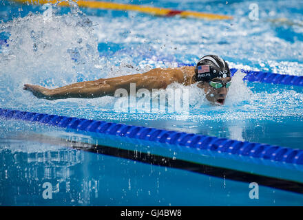 Rio De Janeiro, RJ, Brasilien. 12. August 2016. Olympia Schwimmen: Michael Phelps (USA) schwimmt für eine drei-Wege-Krawatte für Silber im Herren 100m Schmetterling Finale im Olympischen Spiele Aquatics Stadion während der Spiele 2016 in Rio Olympischen Sommerspiele. Bildnachweis: Paul Kitagaki Jr./ZUMA Draht/Alamy Live-Nachrichten Stockfoto