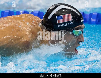 Rio De Janeiro, RJ, Brasilien. 12. August 2016. Olympia Schwimmen: Michael Phelps (USA) schwimmt für eine drei-Wege-Krawatte für Silber im Herren 100m Schmetterling Finale im Olympischen Spiele Aquatics Stadion während der Spiele 2016 in Rio Olympischen Sommerspiele. Bildnachweis: Paul Kitagaki Jr./ZUMA Draht/Alamy Live-Nachrichten Stockfoto