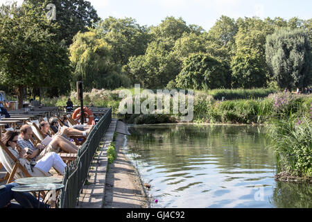 London, UK. 12. August 2016. Menschen genießen das schöne Wetter neben den Serpentine im Hyde Park in London Credit: Roger Garfield/Alamy Live News Stockfoto