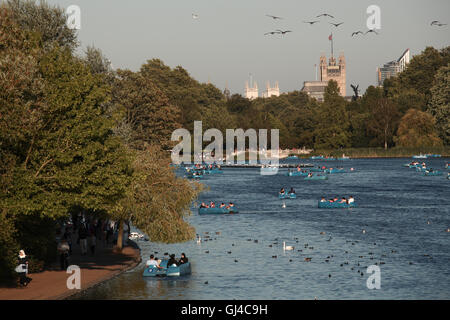 London, UK. 12. August 2016. Ein Blick auf den See Serpentine während der jüngsten gute Wetter im Hyde Park in London Credit: Roger Garfield/Alamy Live News Stockfoto