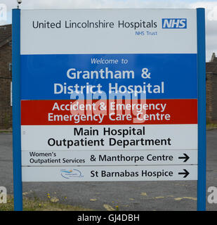 Grantham, UK. 13. August 2016. Eine spontane Kundgebung sah mehrere hundert Menschen in Grantham Klinik, um über die Schließung der Notaufnahme Nacht Abdeckung protestieren am Eingang sammeln. Bildnachweis: Peter Towle/Alamy Live-Nachrichten Stockfoto