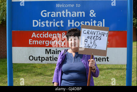 Grantham, UK. 13. August 2016. Eine spontane Kundgebung sah mehrere hundert Menschen in Grantham Klinik, um über die Schließung der Notaufnahme Nacht Abdeckung protestieren am Eingang sammeln. Bildnachweis: Peter Towle/Alamy Live-Nachrichten Stockfoto