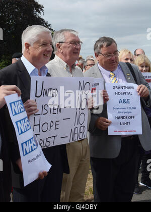 Grantham, UK. 13. August 2016. Eine spontane Kundgebung sah mehrere hundert Menschen in Grantham Klinik, um über die Schließung der Notaufnahme Nacht Abdeckung protestieren am Eingang sammeln. Bildnachweis: Peter Towle/Alamy Live-Nachrichten Stockfoto