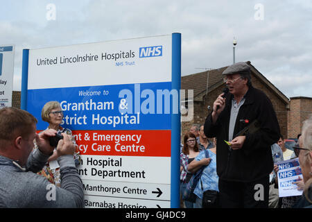 Grantham, UK. 13. August 2016. Eine spontane Kundgebung sah mehrere hundert Menschen in Grantham Klinik, um über die Schließung der Notaufnahme Nacht Abdeckung protestieren am Eingang sammeln. Bildnachweis: Peter Towle/Alamy Live-Nachrichten Stockfoto