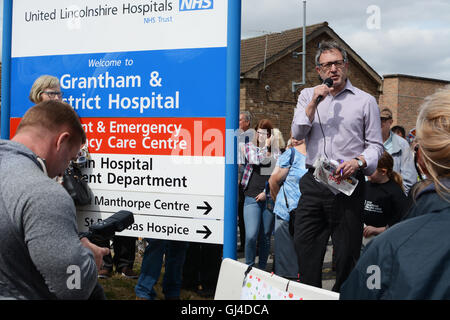 Grantham, UK. 13. August 2016. Eine spontane Kundgebung sah mehrere hundert Menschen in Grantham Klinik, um über die Schließung der Notaufnahme Nacht Abdeckung protestieren am Eingang sammeln. Bildnachweis: Peter Towle/Alamy Live-Nachrichten Stockfoto