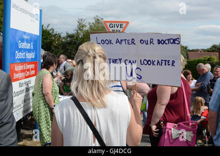 Grantham, UK. 13. August 2016. Eine spontane Kundgebung sah mehrere hundert Menschen in Grantham Klinik, um über die Schließung der Notaufnahme Nacht Abdeckung protestieren am Eingang sammeln. Bildnachweis: Peter Towle/Alamy Live-Nachrichten Stockfoto