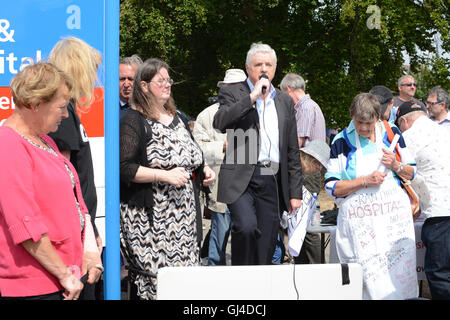 Grantham, UK. 13. August 2016. Eine spontane Kundgebung sah mehrere hundert Menschen in Grantham Klinik, um über die Schließung der Notaufnahme Nacht Abdeckung protestieren am Eingang sammeln. Bildnachweis: Peter Towle/Alamy Live-Nachrichten Stockfoto