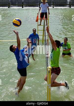 Enshi, Chinas Provinz Hubei. 13. August 2016. Menschen nehmen an einem Wasser-Volleyball-Spiel in den Gongshuihe-Fluss in Xuan'en County von Enshi, Zentral-China Hubei Provinz, 13. August 2016 Teil. Verschiedene Wassersportarten wie Drachen Boot Contest und Wasser-Volleyball fanden in den Fluss bringen kühle, die lokale Bevölkerung statt. Bildnachweis: Song Wen/Xinhua/Alamy Live-Nachrichten Stockfoto