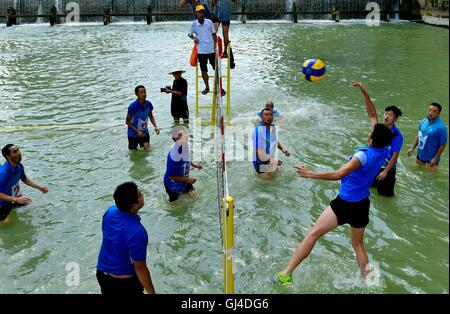 Enshi, Chinas Provinz Hubei. 13. August 2016. Menschen nehmen an einem Wasser-Volleyball-Spiel in den Gongshuihe-Fluss in Xuan'en County von Enshi, Zentral-China Hubei Provinz, 13. August 2016 Teil. Verschiedene Wassersportarten wie Drachen Boot Wettbewerb, Wasser-Volleyball fanden statt, im Fluss, kühle, die lokale Bevölkerung zu bringen. Bildnachweis: Song Wen/Xinhua/Alamy Live-Nachrichten Stockfoto