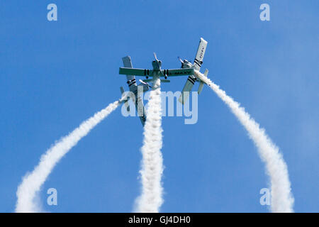 Eastbourne, Vereinigtes Königreich. 13. August 2016. Tag3 der Eastbourne Airshow startet mit Raven-Team direkt am Meer. Airbourne, wie es bekannt ist, läuft für 4 Tage und endet am Sonntag, 14. August Credit: Ed Brown/Alamy Live News Stockfoto