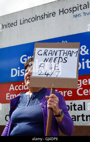 Grantham, Lincolnshire, UK. 13. August 2016. Die Leute von Grantham hielt eine Protestkundgebung vor dem Eingang des Krankenhauses auf Manthorpe Straße heute um 12: 00 Uhr. Die Stadt Stärke des Gefühls gegen die nächtliche Schließung der A&E Abteilung von Mittwoch nächste Woche zeigen. Vereinigte Lincolnshire NHS Krankenhäuser Vertrauen sagen, dass sie aufgrund einer personellen Krise im Lincoln County und Boston Pilger Krankenhäuser Grantham A&E geschlossen sind. Bildnachweis: Ian Francis/Alamy Live-Nachrichten Stockfoto