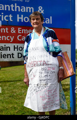 Grantham, Lincolnshire, UK. 13. August 2016. Die Leute von Grantham hielt eine Protestkundgebung vor dem Eingang des Krankenhauses auf Manthorpe Straße heute um 12: 00 Uhr. Die Stadt Stärke des Gefühls gegen die nächtliche Schließung der A&E Abteilung von Mittwoch nächste Woche zeigen. Vereinigte Lincolnshire NHS Krankenhäuser Vertrauen sagen, dass sie aufgrund einer personellen Krise im Lincoln County und Boston Pilger Krankenhäuser Grantham A&E geschlossen sind. Bildnachweis: Ian Francis/Alamy Live-Nachrichten Stockfoto