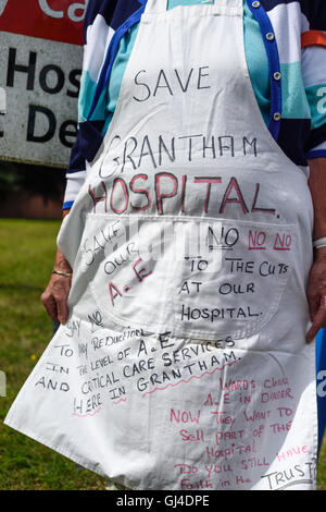 Grantham, Lincolnshire, UK. 13. August 2016. Die Leute von Grantham hielt eine Protestkundgebung vor dem Eingang des Krankenhauses auf Manthorpe Straße heute um 12: 00 Uhr. Die Stadt Stärke des Gefühls gegen die nächtliche Schließung der A&E Abteilung von Mittwoch nächste Woche zeigen. Vereinigte Lincolnshire NHS Krankenhäuser Vertrauen sagen, dass sie aufgrund einer personellen Krise im Lincoln County und Boston Pilger Krankenhäuser Grantham A&E geschlossen sind. Bildnachweis: Ian Francis/Alamy Live-Nachrichten Stockfoto