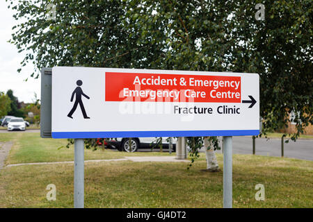 Grantham, Lincolnshire, UK. 13. August 2016. Die Leute von Grantham hielt eine Protestkundgebung vor dem Eingang des Krankenhauses auf Manthorpe Straße heute um 12: 00 Uhr. Die Stadt Stärke des Gefühls gegen die nächtliche Schließung der A&E Abteilung von Mittwoch nächste Woche zeigen. Vereinigte Lincolnshire NHS Krankenhäuser Vertrauen sagen, dass sie aufgrund einer personellen Krise im Lincoln County und Boston Pilger Krankenhäuser Grantham A&E geschlossen sind. Bildnachweis: Ian Francis/Alamy Live-Nachrichten Stockfoto