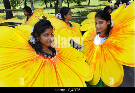 Kolkata, Indien. 13. August 2016. Indische Schülerinnen und Schüler beteiligen sich an eine Generalprobe für den Unabhängigkeitstag feiern am Red Road in Kolkata, Indien, 13. August 2016. Indien feiert seinen Unabhängigkeitstag am 15. August. Bildnachweis: Tumpa Mondal/Xinhua/Alamy Live-Nachrichten Stockfoto