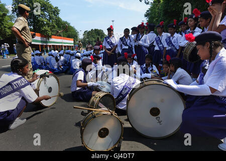 Kolkata, Indien. 13. August 2016. Indische Schülerinnen und Schüler beteiligen sich an eine Generalprobe für den Unabhängigkeitstag feiern am Red Road in Kolkata, Indien, 13. August 2016. Indien feiert seinen Unabhängigkeitstag am 15. August. Bildnachweis: Tumpa Mondal/Xinhua/Alamy Live-Nachrichten Stockfoto