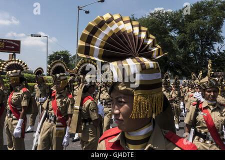 Kolkata, Indien. 13. August 2016. Indische Frauen beteiligen sich eine Generalprobe für den Unabhängigkeitstag feiern am Red Road in Kolkata, Indien, 13. August 2016. Indien feiert seinen Unabhängigkeitstag am 15. August. Bildnachweis: Tumpa Mondal/Xinhua/Alamy Live-Nachrichten Stockfoto