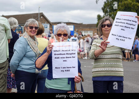 Grantham,Lincolnshire,UK.13th August 2016: Die Leute von Grantham hielt eine Protestkundgebung vor dem Eingang des Krankenhauses auf Manthorpe Straße heute um 12: 00 Uhr. Die Stadt Stärke des Gefühls gegen die nächtliche Schließung der A&E Abteilung von Mittwoch nächste Woche zeigen. Vereinigte Lincolnshire NHS Krankenhäuser Vertrauen sagen, dass sie aufgrund einer personellen Krise im Lincoln County und Boston Pilger Krankenhäuser Grantham A&E geschlossen sind. Stockfoto