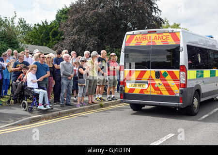 Grantham, Lincolnshire, UK. 13. August 2016. Die Leute von Grantham hielt eine Protestkundgebung vor dem Eingang des Krankenhauses auf Manthorpe Straße heute um 12: 00 Uhr. Die Stadt Stärke des Gefühls gegen die nächtliche Schließung der A&E Abteilung von Mittwoch nächste Woche zeigen. Vereinigte Lincolnshire NHS Krankenhäuser Vertrauen sagen, dass sie aufgrund einer personellen Krise im Lincoln County und Boston Pilger Krankenhäuser Grantham A&E geschlossen sind. Bildnachweis: Ian Francis/Alamy Live-Nachrichten Stockfoto