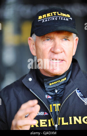 Ascot, Berkshire, UK. 13. August 2016. Nigel Lamb (GBR) diskutieren am Tages fliegt mit seinem Team kurz vor dem Start der Qualifikation Tag der Red Bull Air Race, Ascot, Vereinigtes Königreich. Das Red Bull Air Race verfügt über die weltweit besten Race-Piloten in eine reine Motorsport-Wettbewerb, der Schnelligkeit, Präzision und Geschick kombiniert. Verwenden die schnellste und wendigste, leichte racing Flugzeuge, schlagen Piloten Geschwindigkeiten von 370kmh, während dauerhafte Kräfte von bis zu 10G, wie sie eine Low-Level-Slalomstrecke navigieren durch 25 Meter hohen, luftgefüllten Pylonen markiert. Bildnachweis: Michael Preston/Alamy Live-Nachrichten Stockfoto