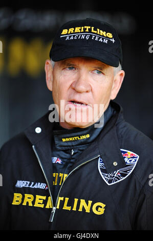 Ascot, Berkshire, UK. 13. August 2016. Nigel Lamb (GBR) diskutieren am Tages fliegt mit seinem Team kurz vor dem Start der Qualifikation Tag der Red Bull Air Race, Ascot, Vereinigtes Königreich. Das Red Bull Air Race verfügt über die weltweit besten Race-Piloten in eine reine Motorsport-Wettbewerb, der Schnelligkeit, Präzision und Geschick kombiniert. Verwenden die schnellste und wendigste, leichte racing Flugzeuge, schlagen Piloten Geschwindigkeiten von 370kmh, während dauerhafte Kräfte von bis zu 10G, wie sie eine Low-Level-Slalomstrecke navigieren durch 25 Meter hohen, luftgefüllten Pylonen markiert. Bildnachweis: Michael Preston/Alamy Live-Nachrichten Stockfoto