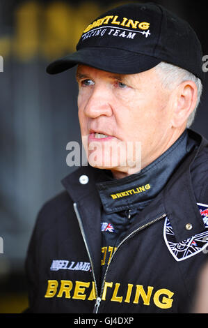 Ascot, Berkshire, UK. 13. August 2016. Nigel Lamb (GBR) diskutieren am Tages fliegt mit seinem Team kurz vor dem Start der Qualifikation Tag der Red Bull Air Race, Ascot, Vereinigtes Königreich. Das Red Bull Air Race verfügt über die weltweit besten Race-Piloten in eine reine Motorsport-Wettbewerb, der Schnelligkeit, Präzision und Geschick kombiniert. Verwenden die schnellste und wendigste, leichte racing Flugzeuge, schlagen Piloten Geschwindigkeiten von 370kmh, während dauerhafte Kräfte von bis zu 10G, wie sie eine Low-Level-Slalomstrecke navigieren durch 25 Meter hohen, luftgefüllten Pylonen markiert. Bildnachweis: Michael Preston/Alamy Live-Nachrichten Stockfoto