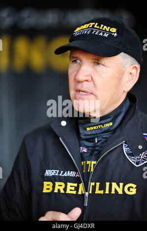 Ascot, Berkshire, UK. 13. August 2016. Nigel Lamb (GBR) diskutieren am Tages fliegt mit seinem Team kurz vor dem Start der Qualifikation Tag der Red Bull Air Race, Ascot, Vereinigtes Königreich. Das Red Bull Air Race verfügt über die weltweit besten Race-Piloten in eine reine Motorsport-Wettbewerb, der Schnelligkeit, Präzision und Geschick kombiniert. Verwenden die schnellste und wendigste, leichte racing Flugzeuge, schlagen Piloten Geschwindigkeiten von 370kmh, während dauerhafte Kräfte von bis zu 10G, wie sie eine Low-Level-Slalomstrecke navigieren durch 25 Meter hohen, luftgefüllten Pylonen markiert. Bildnachweis: Michael Preston/Alamy Live-Nachrichten Stockfoto