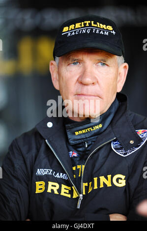 Ascot, Berkshire, UK. 13. August 2016. Nigel Lamb (GBR) diskutieren am Tages fliegt mit seinem Team kurz vor dem Start der Qualifikation Tag der Red Bull Air Race, Ascot, Vereinigtes Königreich. Das Red Bull Air Race verfügt über die weltweit besten Race-Piloten in eine reine Motorsport-Wettbewerb, der Schnelligkeit, Präzision und Geschick kombiniert. Verwenden die schnellste und wendigste, leichte racing Flugzeuge, schlagen Piloten Geschwindigkeiten von 370kmh, während dauerhafte Kräfte von bis zu 10G, wie sie eine Low-Level-Slalomstrecke navigieren durch 25 Meter hohen, luftgefüllten Pylonen markiert. Bildnachweis: Michael Preston/Alamy Live-Nachrichten Stockfoto