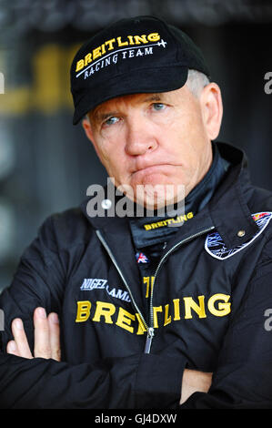 Ascot, Berkshire, UK. 13. August 2016. Nigel Lamb (GBR) diskutieren am Tages fliegt mit seinem Team kurz vor dem Start der Qualifikation Tag der Red Bull Air Race, Ascot, Vereinigtes Königreich. Das Red Bull Air Race verfügt über die weltweit besten Race-Piloten in eine reine Motorsport-Wettbewerb, der Schnelligkeit, Präzision und Geschick kombiniert. Verwenden die schnellste und wendigste, leichte racing Flugzeuge, schlagen Piloten Geschwindigkeiten von 370kmh, während dauerhafte Kräfte von bis zu 10G, wie sie eine Low-Level-Slalomstrecke navigieren durch 25 Meter hohen, luftgefüllten Pylonen markiert. Bildnachweis: Michael Preston/Alamy Live-Nachrichten Stockfoto