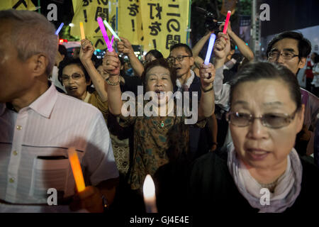 Tokyo, Tokyo, Japan. 13. August 2016. Eine Gruppe von Koreanern demonstriert gegen die Regierung Abe und für den Frieden, die Demonstranten wollen symbolisch mit Kerzen die Dunkelheit des Shinto Yasukuni Tempel Leuchten wo Kriegsverbrecher begraben sind. Bildnachweis: Alessandro Di Ciommo/ZUMA Draht/Alamy Live-Nachrichten Stockfoto